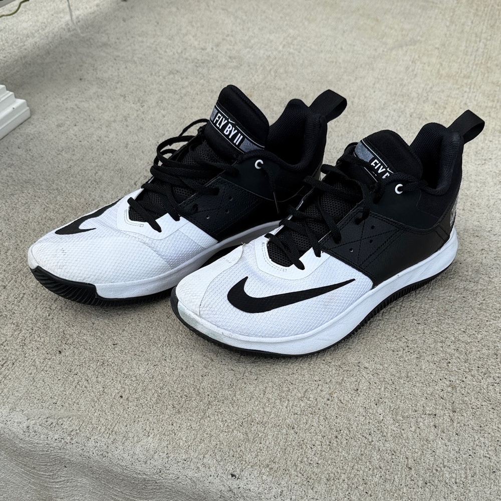 Nike Fly by Mid Basketball Shoes